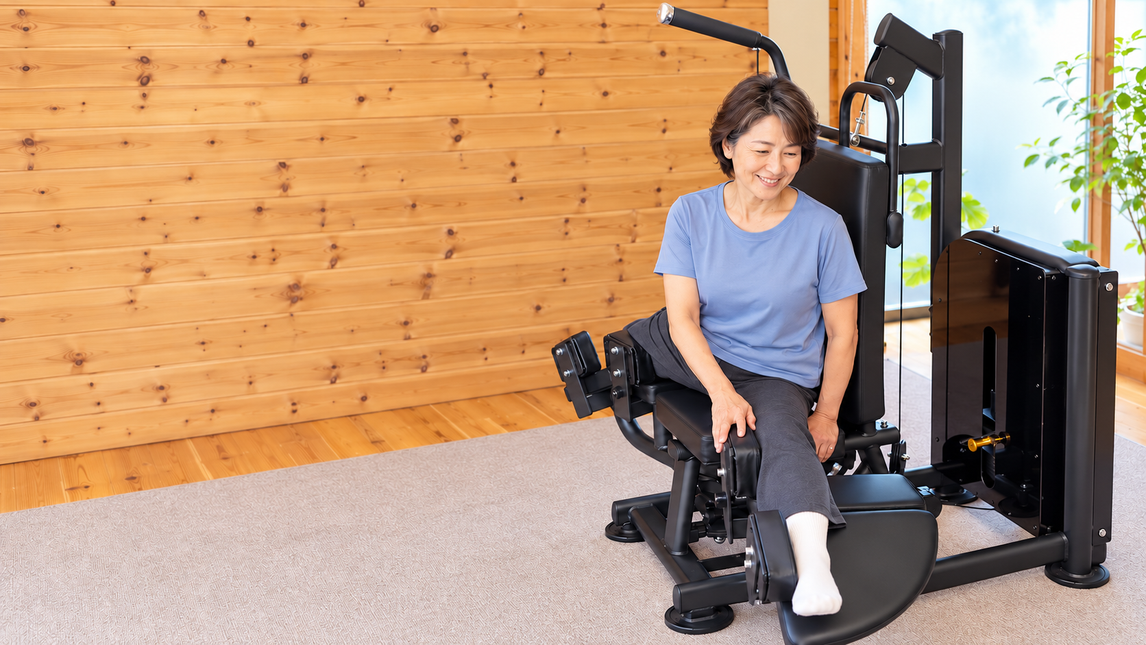 黒いストレッチマシンで股関節を動かす女性